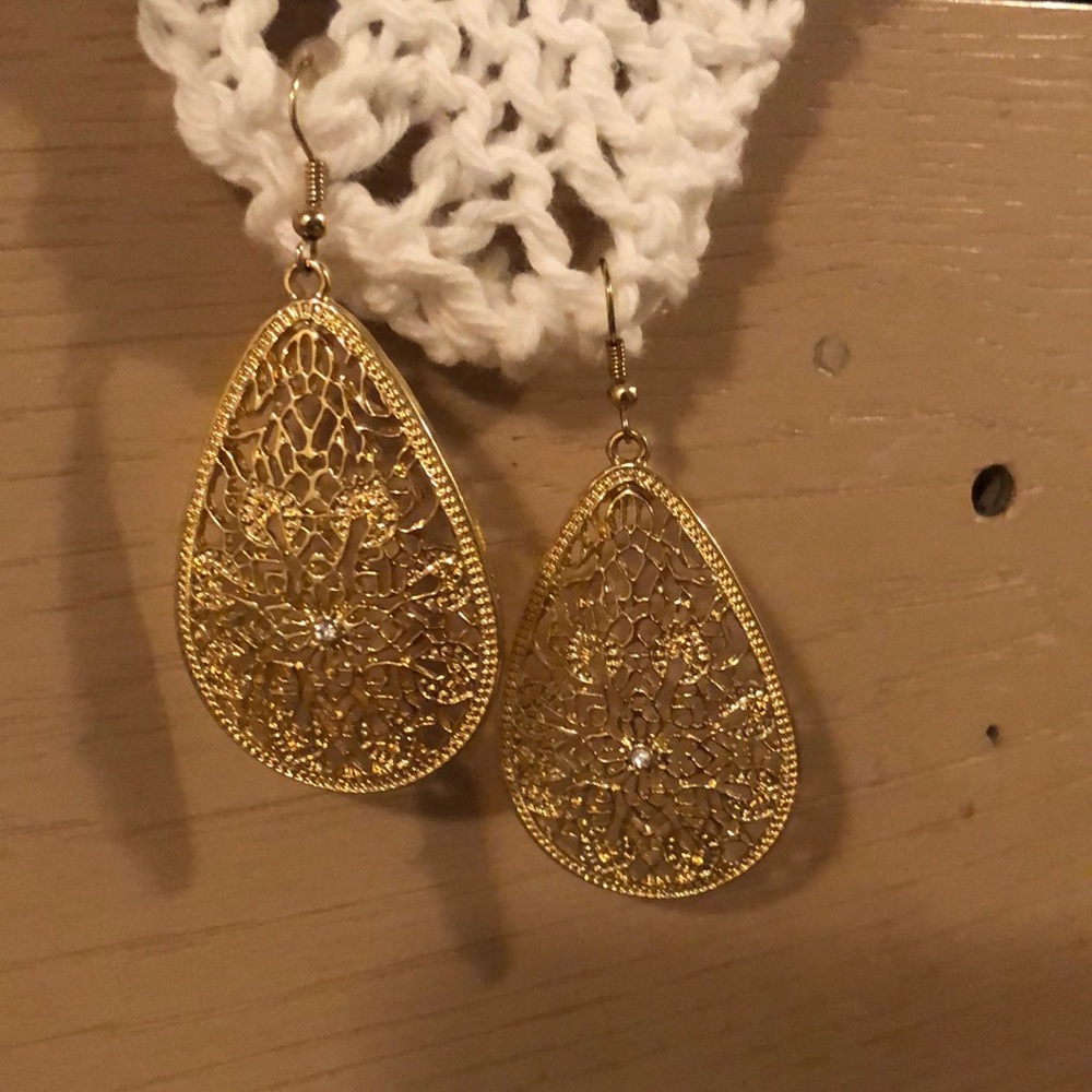 Beautiful gold tone earrings